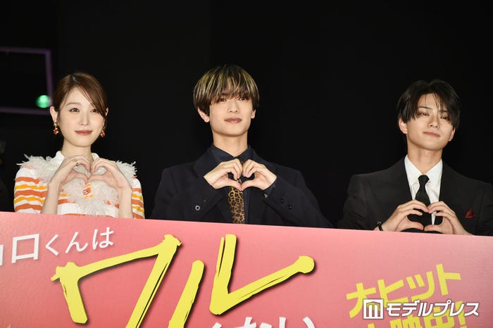 高橋恭平と岩瀬洋志が小顔なことに気を遣い、隣に並ぶのに顔を「プスプス」して頑張る高橋ひかる(C)モデルプレス