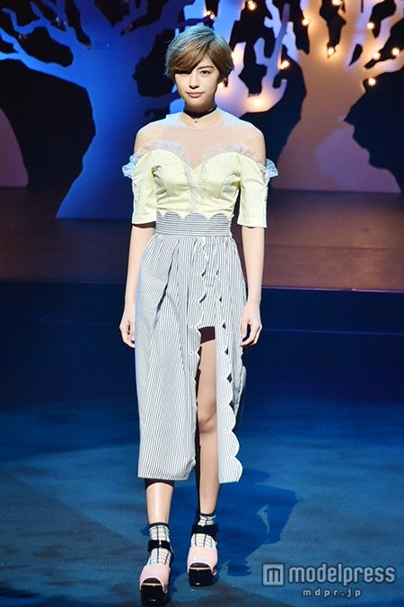 Vivi 佐久間由衣 大胆スリットから美脚をチラリ モデルプレス Vivi 佐久間由衣 大胆スリットから美脚をチラリ モデルプレス