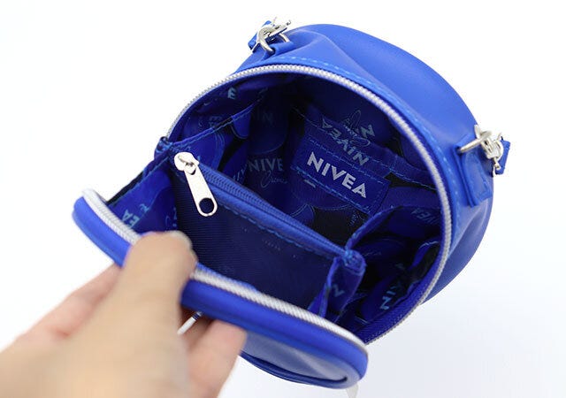 宝島社付録ニベア青缶ポーチガバッと開く