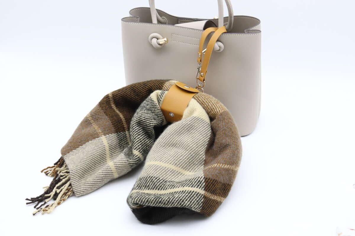 レザー風ジャケットホルダー　ボタンタイプ　使用例