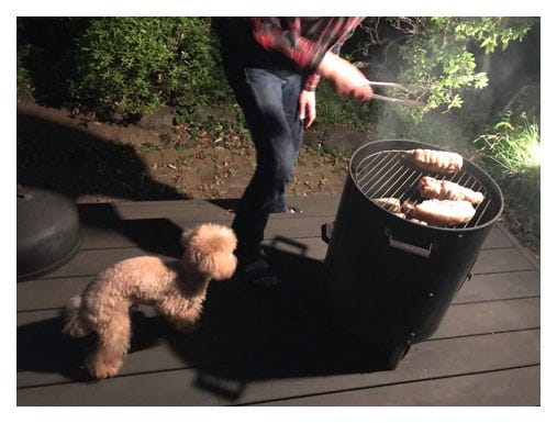 燻製を焼くヒロくん/稲垣吾郎オフィシャルブログ(Ameba)より