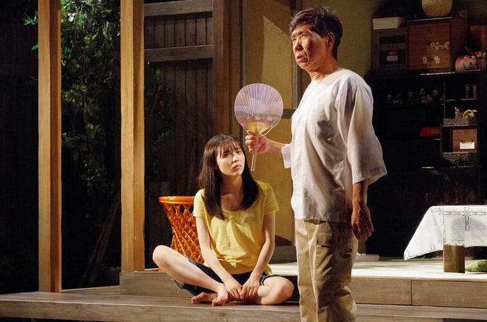秋田汐梨、梶原善 (提供写真)