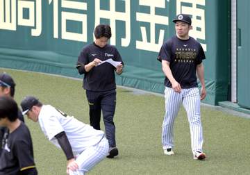 阪神・石井大智 屋外での歩行再開 外野ポール間を2往復 2月に左アキレス腱断裂、復帰へ一歩前進