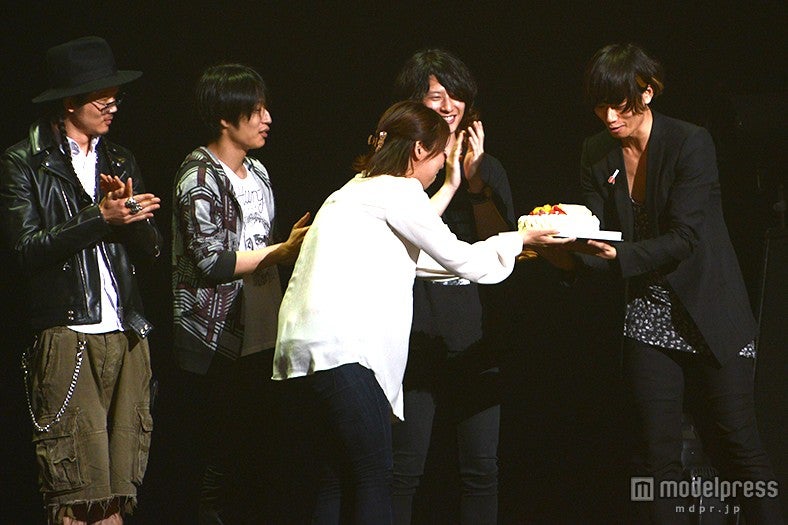 サプライズで誕生日祝福、［Alexandros］川上洋平（右）