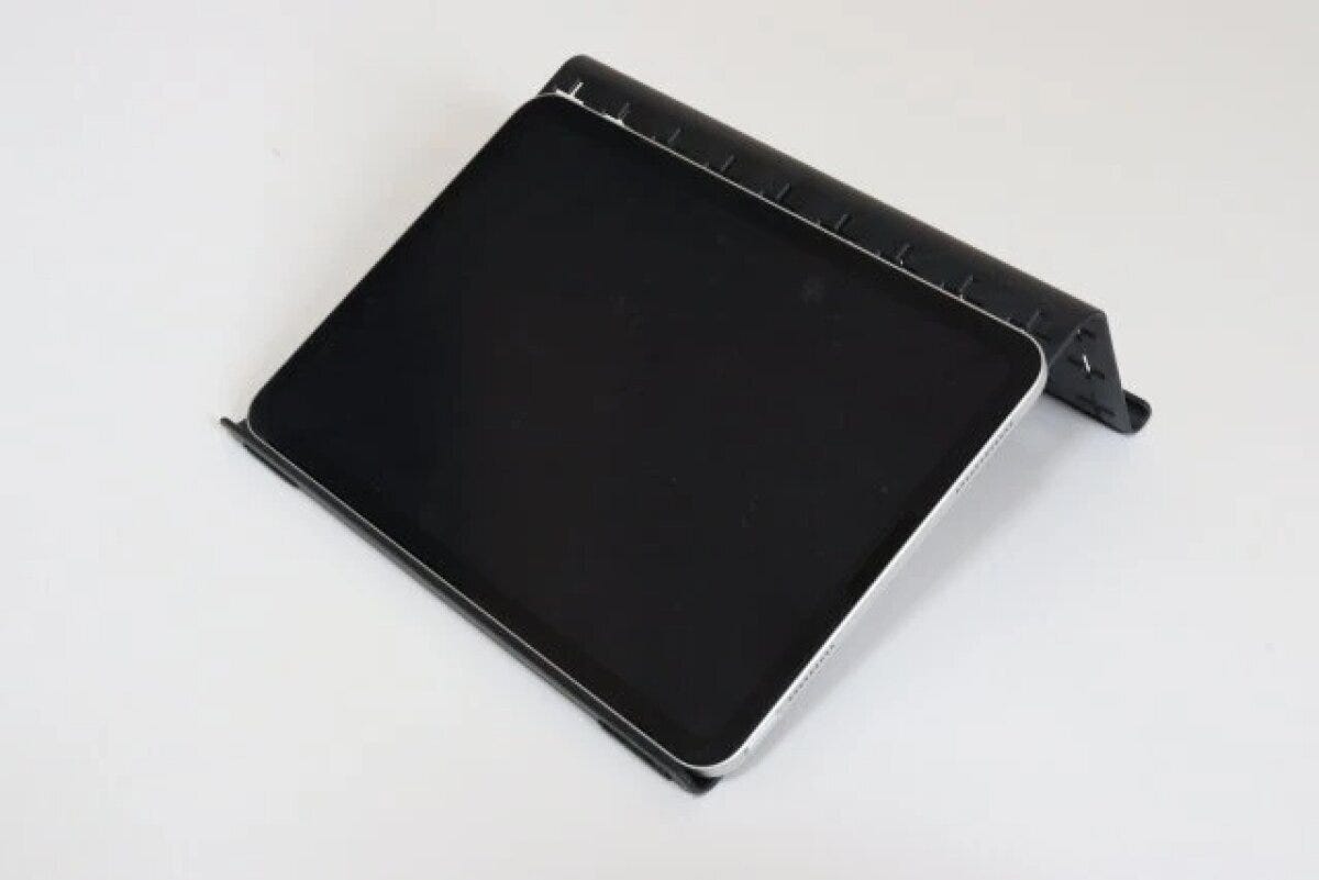 タブレットスタンドにタブレットを低い角度で置いた様子