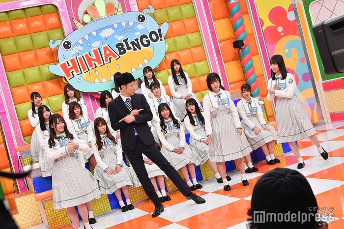 潮紗理菜&松田好花&金村美玖、小籔千豊に「キュン」振り付けを伝授 (C)モデルプレス