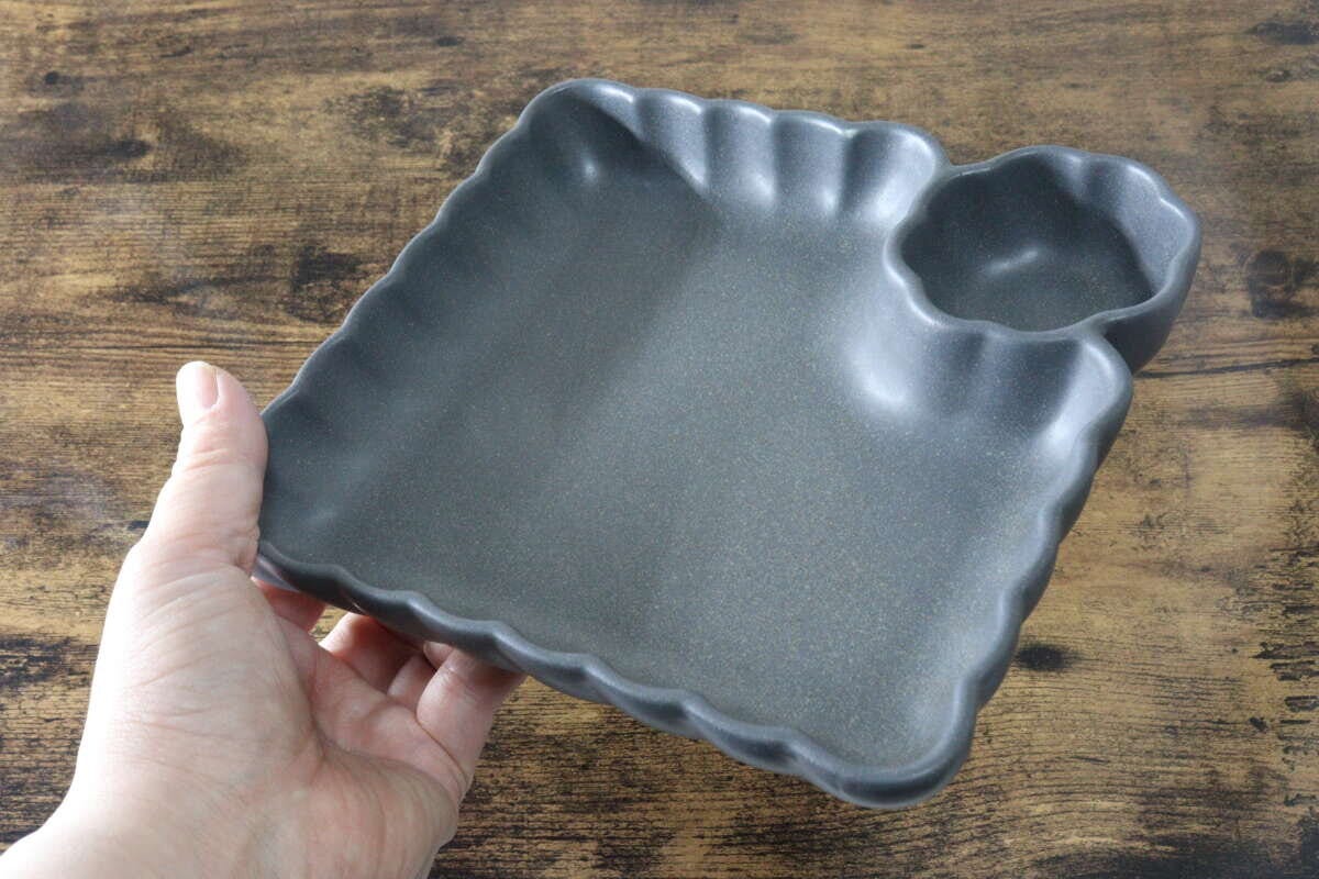 ダイソーの深皿仕切り皿のビジュアル