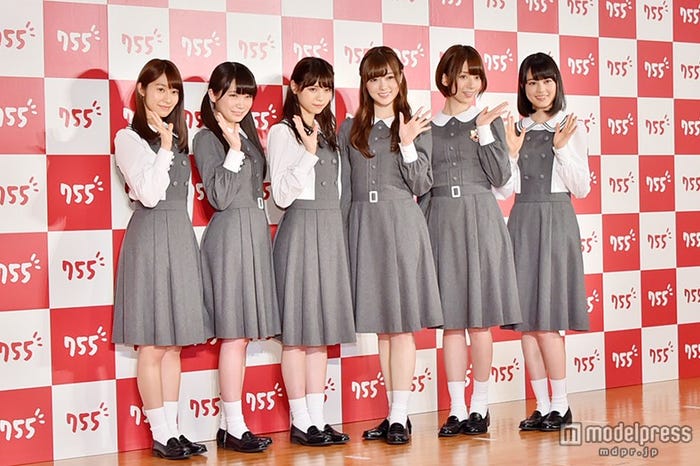乃木坂46(左から:桜井玲香、秋元真夏、西野七瀬、白石麻衣、橋本奈々未、生田絵梨花)