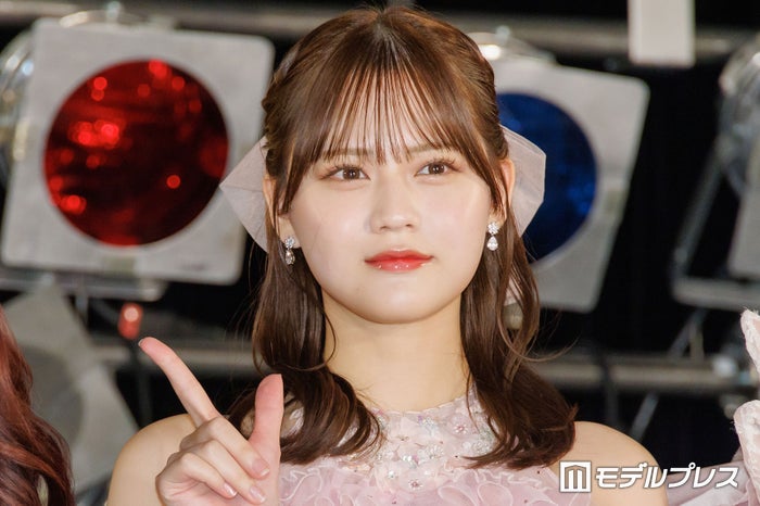 ＝LOVE高松瞳、美ウエストのぞく純白コーデにファン悶絶 前髪イメチェンにも注目集まる「綺麗なお姉さんすぎ」「雰囲気変わる」