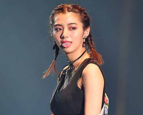 池田エライザ、大胆にウエスト見せ クールな舌出しに大歓声