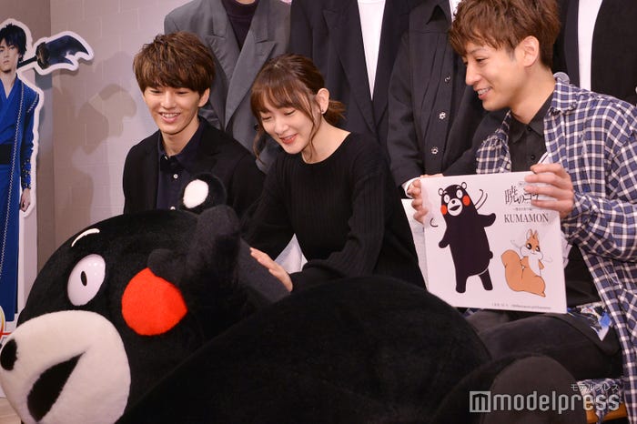 くまモンを触ってみる生駒里奈 (C)モデルプレス