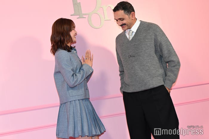 フランシス・クルジャン氏(ディオール パフューム クリエイション ディレクター)と挨拶するJURIA(C)モデルプレス