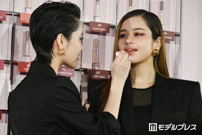 HARVEYにリップを塗るCHISA(C)モデルプレス