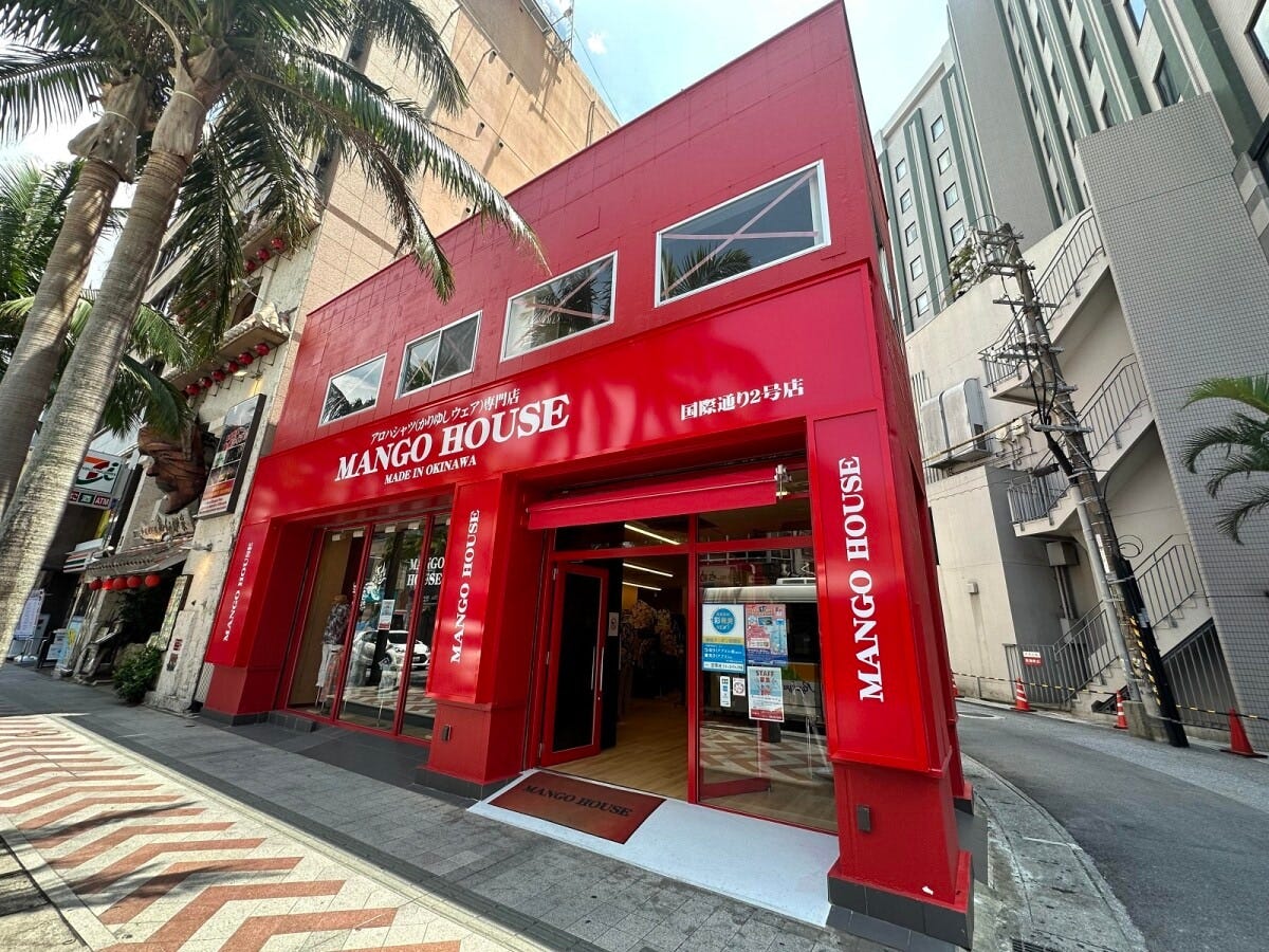 マンゴハウスの国際通り2号店。真っ赤な外観が目印　※写真提供：マンゴハウス