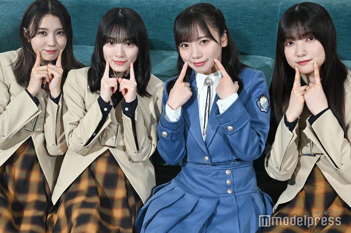 4人で話し合って決めたキュートなポーズも/小林由依、森田ひかる、齊藤京子、大園玲(C)モデルプレス