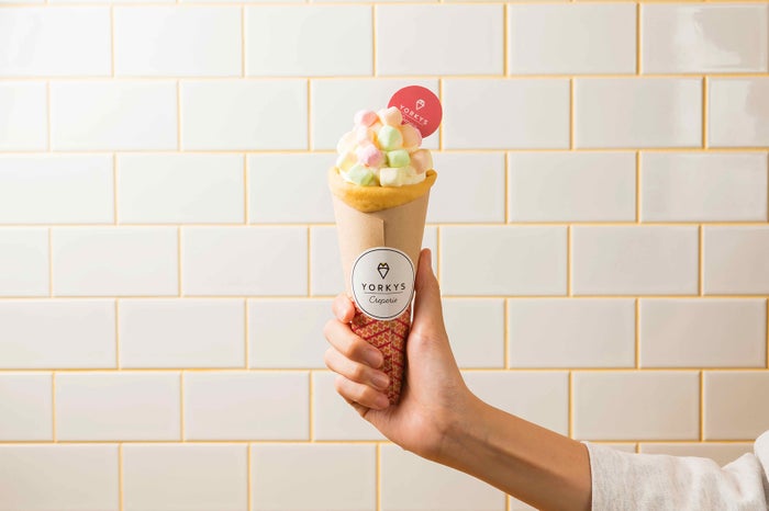 109店限定のレインボーマシュマロクレープ／画像提供：YORKYS ENTERTAINMENT