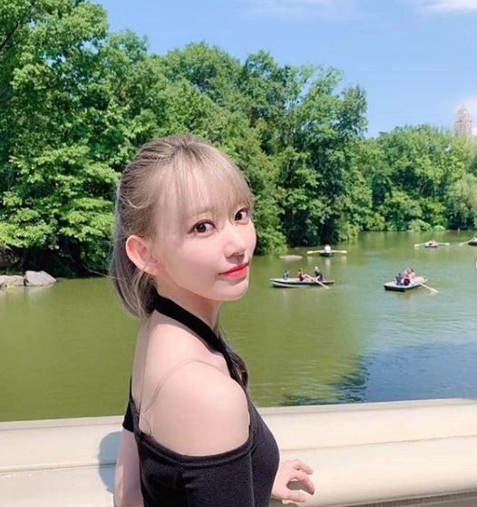 IZ*ONE宮脇咲良、美背中チラリSEXYショットに絶賛の声続出