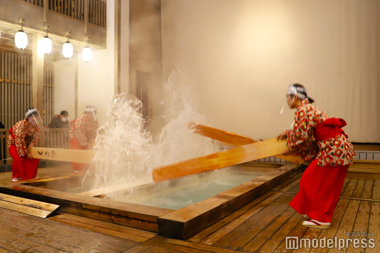 湯もみをするたびにしぶきがあがり、館内は熱気に包まれる（C）モデルプレス