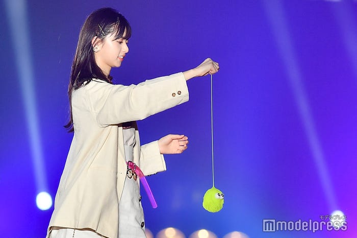 ポンポンと遊ぶ齋藤飛鳥(C)モデルプレス