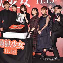 左より：藤田富、仁村紗和、玉城ティナ、森七菜、大場美奈、白石晃士監督 （C）モデルプレス