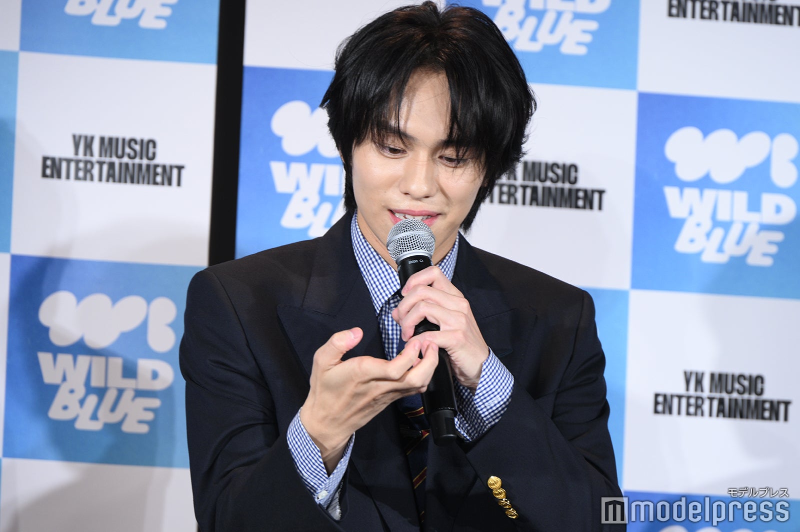 グループ発表時の興奮を再現する山下幸輝（C）モデルプレス