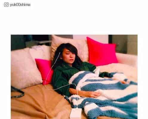 大島優子、こじはる宅で“充電中”?キュートないたずらに反響