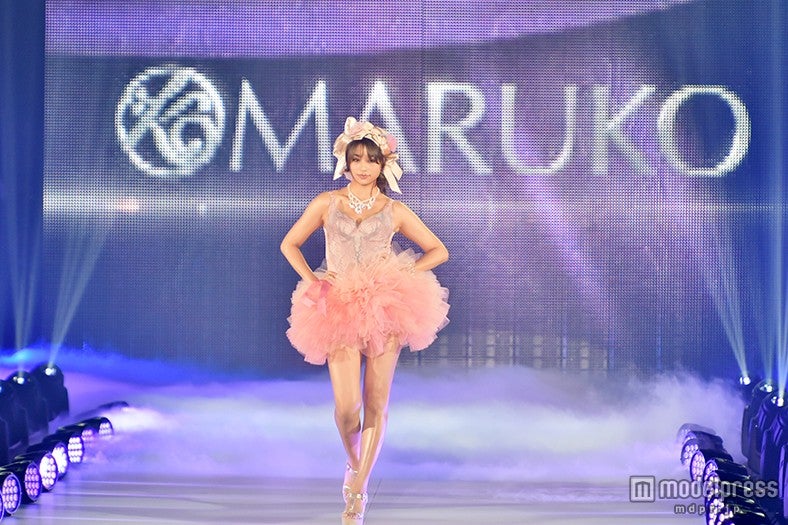 高橋メアリージュン、ランジェリー×超ミニスカ姿でうっとり美バスト披露