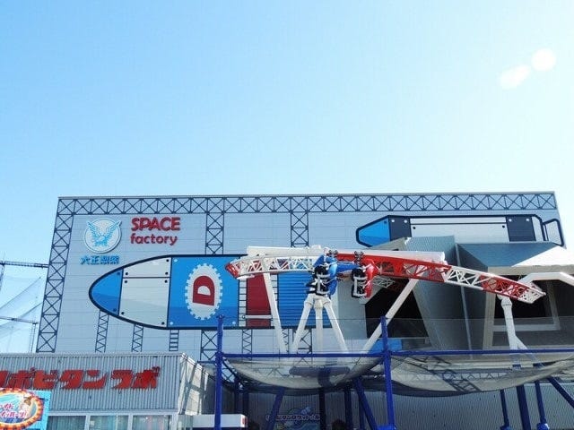 「SPACE factory」の目玉、コースターの「リポビタンロケット☆ルナ」は少しだけ屋外を走ります