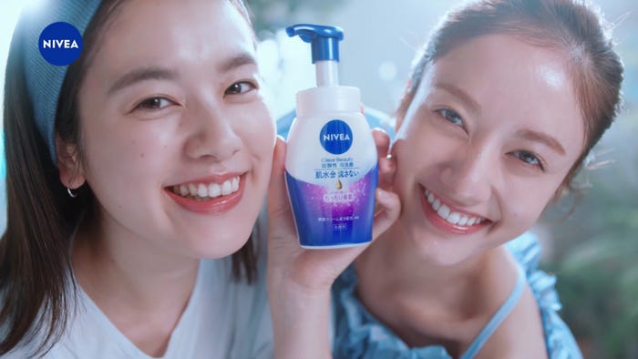 筧美和子、谷まりあ/WEBCMより(提供写真)