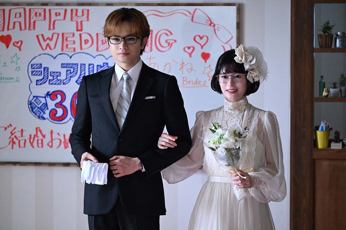 中島健人、大久保桜子「リビングの松永さん」第9話より(C)カンテレ