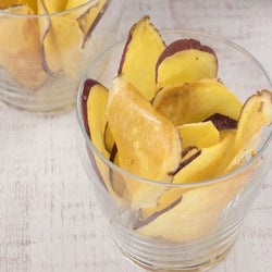 さつまいもでぽっこりお腹がスッキリ!?揚げてからめる簡単おやつレシピ
