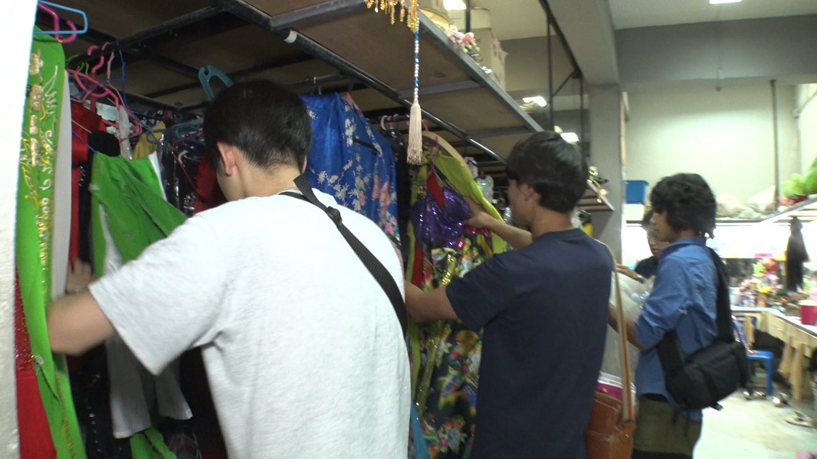 男子メンバーも女装することに…／「あいのり：Asian Journey」第15話より（C）フジテレビ