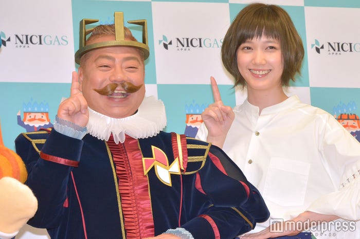 出川哲朗、本田翼(C)モデルプレス