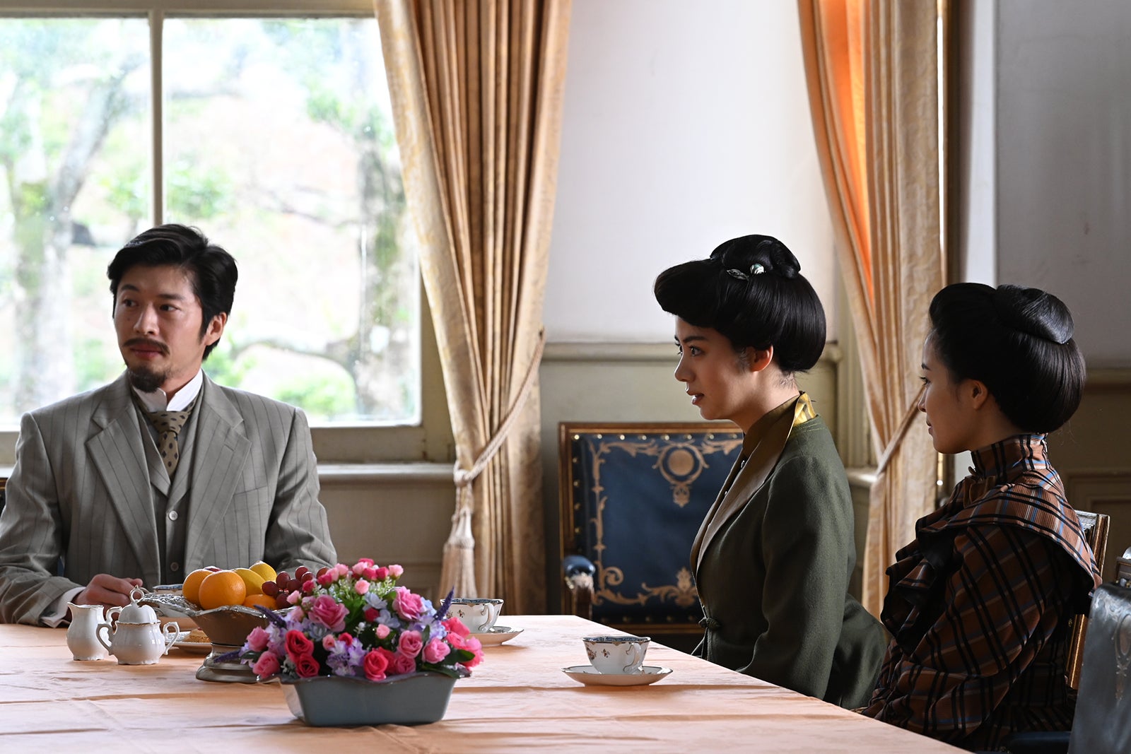 田中圭、池田エライザ、広瀬すず （C）テレビ朝日