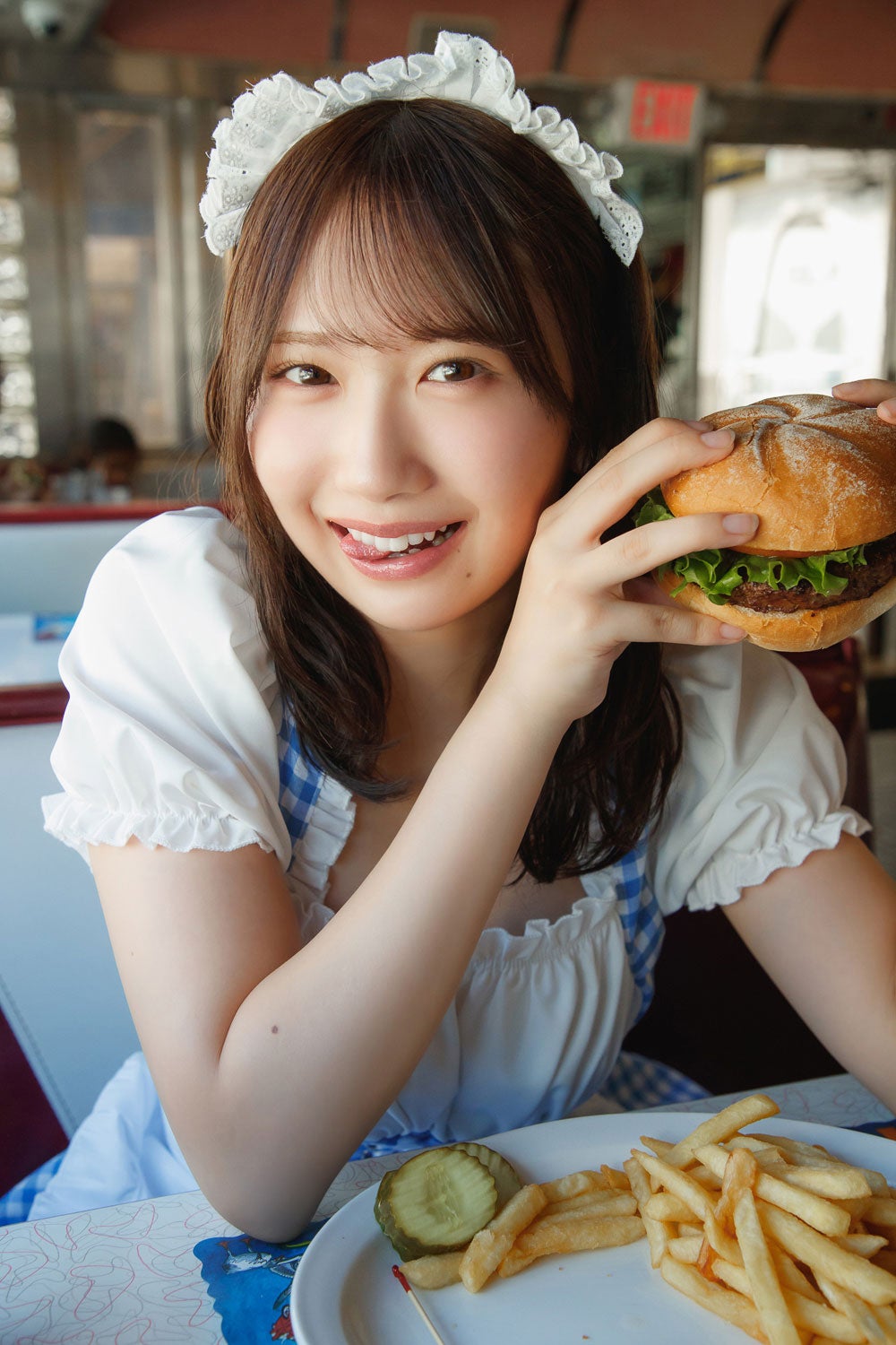 日向坂46藤嶌果歩、ウェイトレス姿でのもぐもぐカット 1st写真集先行カット第13弾解禁【果実の歩幅】