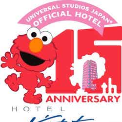 エルモがデザインされた「15th」の文字とホテル外観を組み合わせたロゴマーク／画像提供：近鉄・都ホテルズ　ホテル近鉄ユニバーサル・シティ