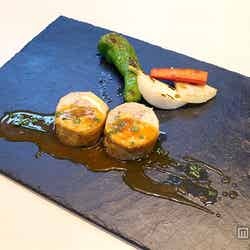 「きのこを詰めた鶏肉のインボルティーニ トリュフの香りポロセッコのソース焼き京野菜を添えて」／画像提供：京都水族館