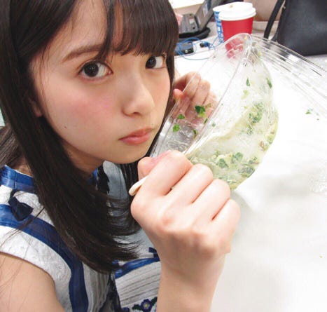 「サラダを食べるのに夢中な齋藤飛鳥」被写体:齋藤飛鳥 撮影/生駒里奈/画像提供:講談社