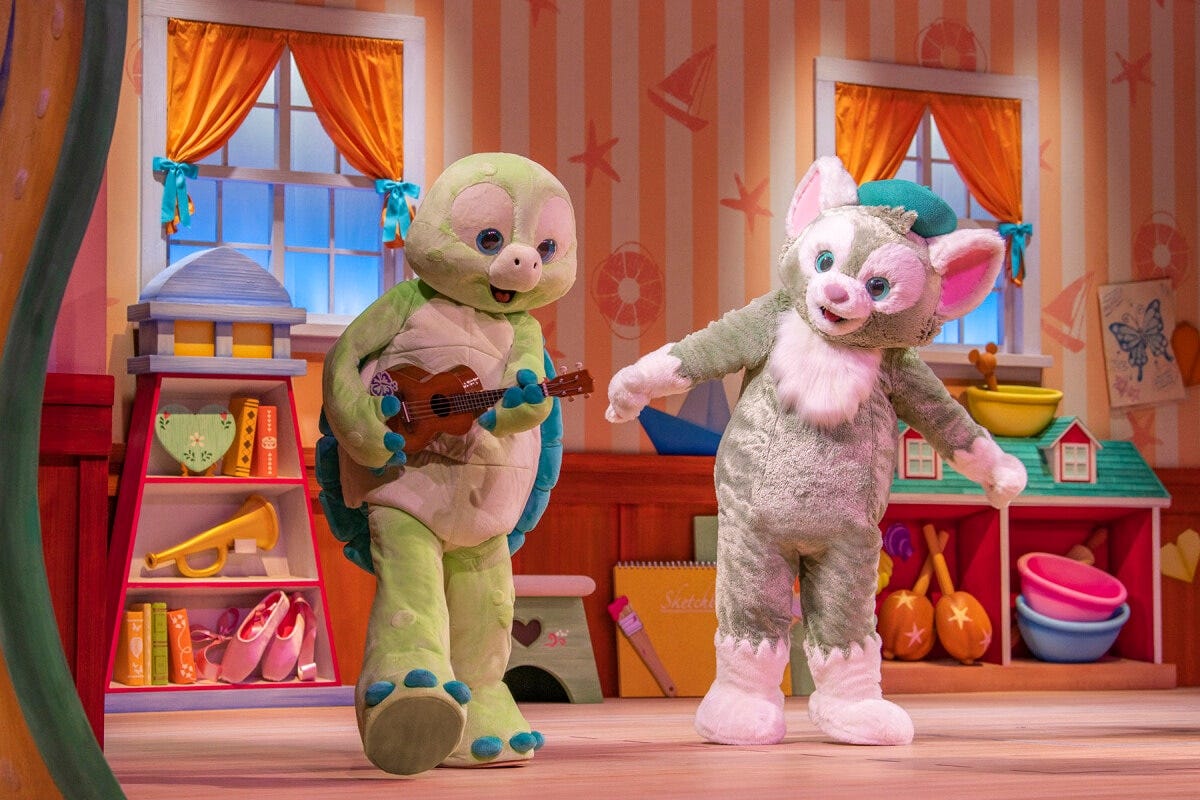 オル・メイはパーティーのために曲を披露。歌詞をつけて歌い始めます