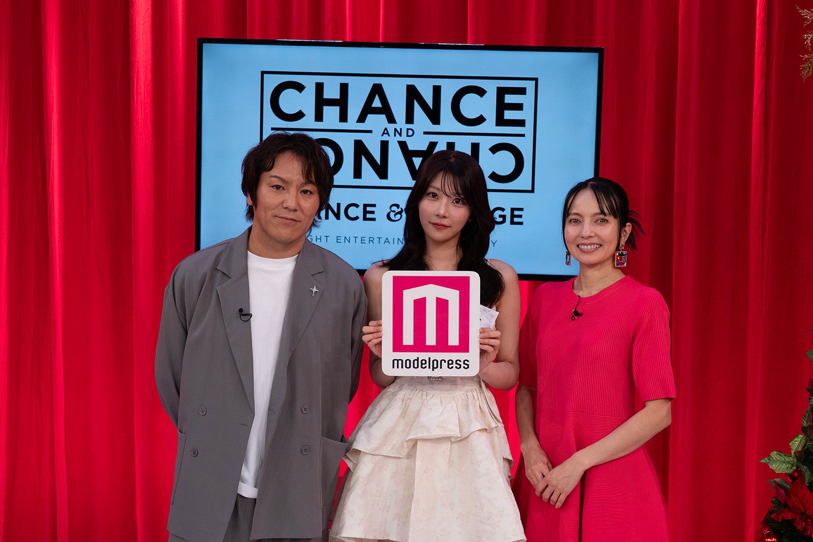 （左から）狩野英孝、かりな、ベッキー（提供写真）