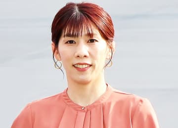 吉田沙保里さん「凄い迫力」「横に並ぶと全部小さく見えちゃう」腕に両手を回して記念写真「おまじないにかかりました！笑」