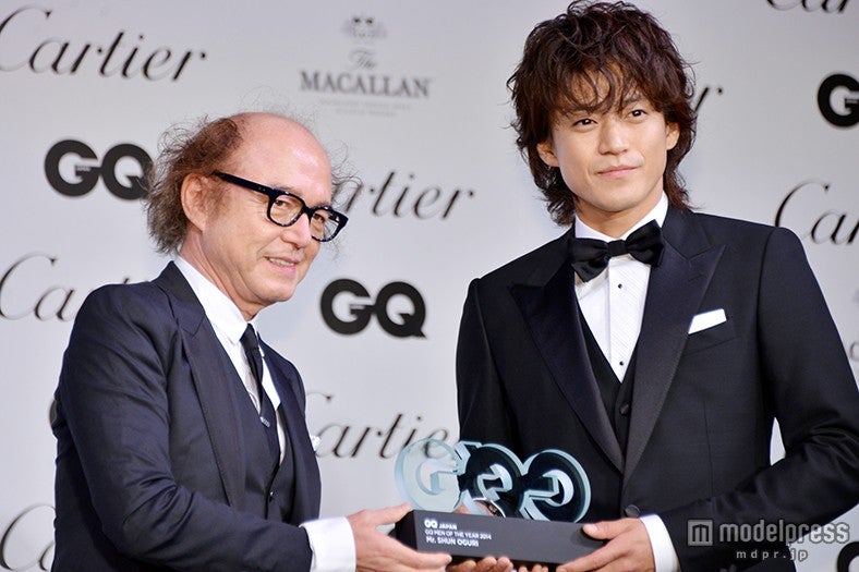 （左から）鈴木正文編集長、小栗旬