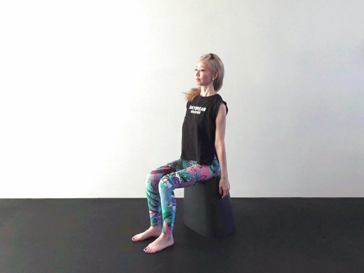 9：ストンと肩の力を抜き肩を下げる。（下制）