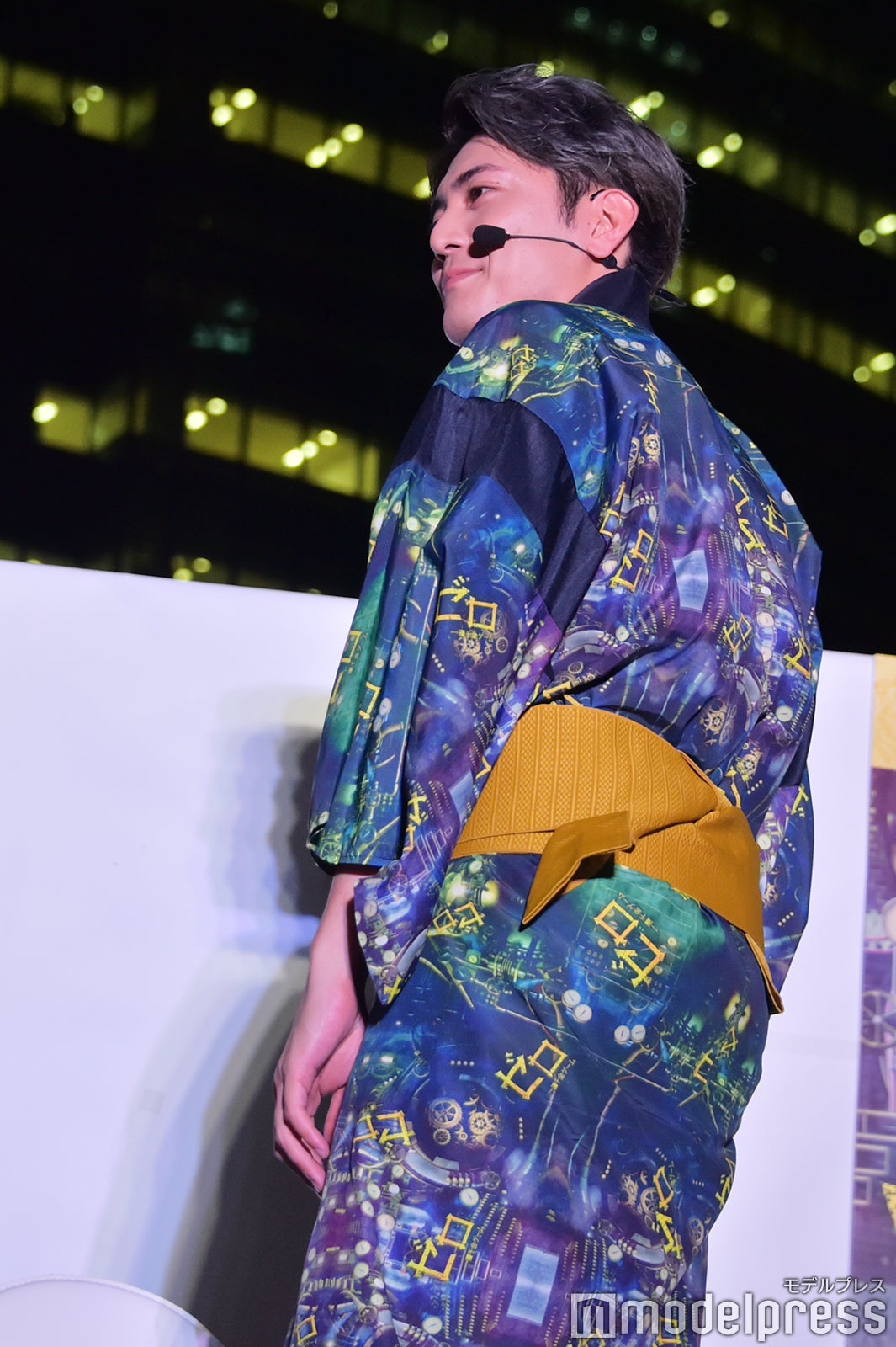 振り返る間宮祥太朗 （C）モデルプレス