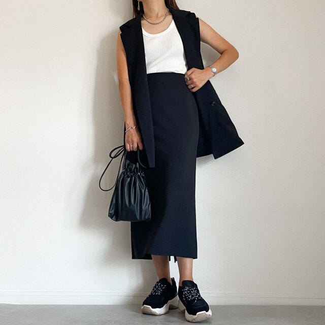 黒スカート ジレ
