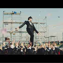 欅坂46「風に吹かれても」MVより（写真提供：ソニー・ミュージックレーベルズ）