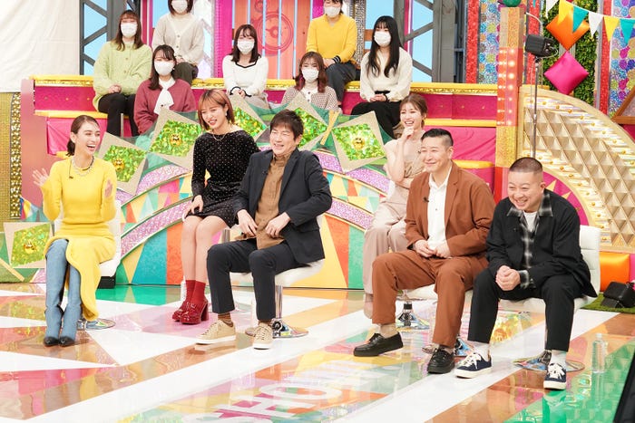 (左から)滝沢カレン、王林、羽鳥慎一、生見愛瑠、長田庄平、松尾駿 (C)日本テレビ