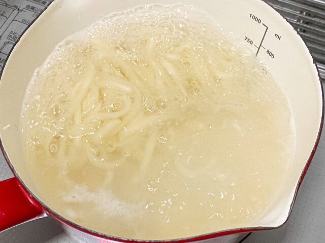 鍋に湯を沸かし、冷凍うどんをゆでる。 鍋に湯を沸かし、冷凍うどんをゆでる。