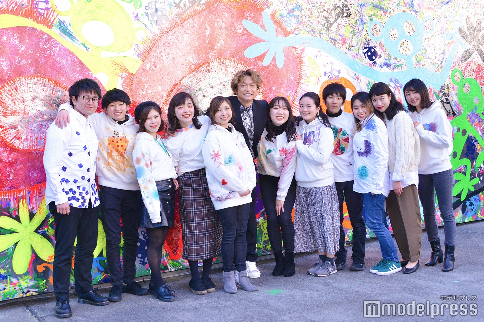 青山学院大学学生と香取慎吾（C）モデルプレス