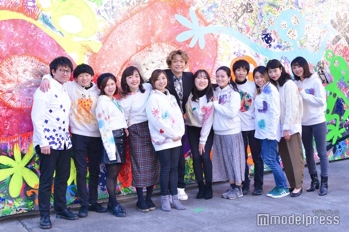 青山学院大学学生と香取慎吾(C)モデルプレス